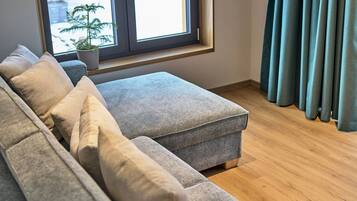 Ping pong, books, stereo