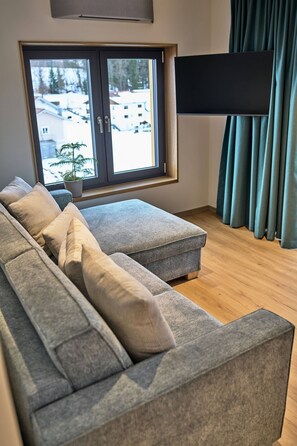 Table tennis, books, stereo - Modern design apartment with a view of the Dreisesselberg.<br>With sauna, roof terrace, outdoor bathtub and custom-made furnishings.<br>Perfect for two adults who appreciate peace and quality. (Breitenberg)