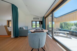 Table tennis, books, stereo - Modern design apartment with a view of the valley.<br>With sauna, roof terrace, outdoor bathtub and custom-made furnishings.<br>Perfect for two adults who appreciate peace and quality. (Breitenberg)