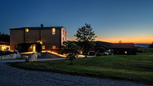 A modern building with a large entrance and a well-lit facade. - Modern design apartment with a view of the valley.<br>With sauna, roof terrace, outdoor bathtub and custom-made furnishings.<br>Perfect for two adults who appreciate peace and quality. (Breitenberg)