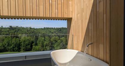 Modern design apartment with a view of the valley.<br>With sauna, roof terrace, outdoor bathtub and custom-made furnishings.<br>Perfect for two adults who appreciate peace and quality.