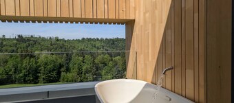 Modern design apartment with a view of the valley.<br>With sauna, roof terrace, outdoor bathtub and custom-made furnishings.<br>Perfect for two adults who appreciate peace and quality.
