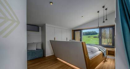 Modern design apartment with a view of the valley.<br>With sauna, roof terrace, outdoor bathtub and custom-made furnishings.<br>Perfect for two adults who appreciate peace and quality.