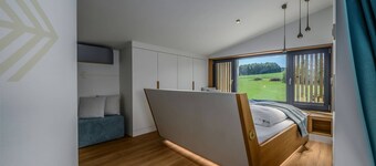 Modern design apartment with a view of the valley.<br>With sauna, roof terrace, outdoor bathtub and custom-made furnishings.<br>Perfect for two adults who appreciate peace and quality.
