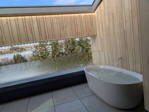 Bañera de hidromasaje al aire libre