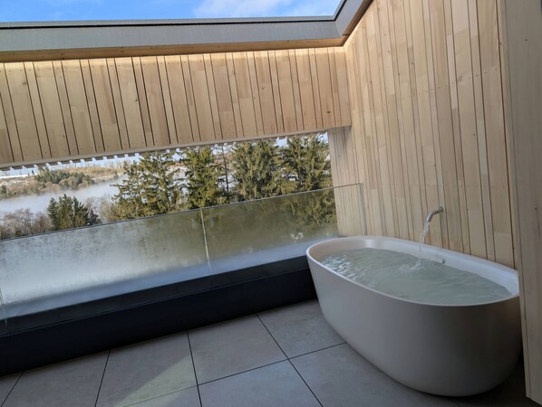 Tina de hidromasaje al aire libre