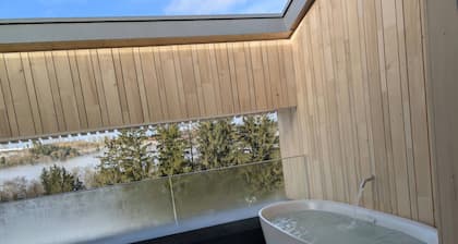 Modernes Design-Apartment mit Blick ins Tal.<br>Mit Sauna, Dachterrasse, Außenbadewanne und maßgefertigter Einrichtung.<br>Perfekt für zwei Erwachsene, die Ruhe und Qualität schätzen.