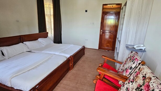Desk - sunset hotel (Kampala)