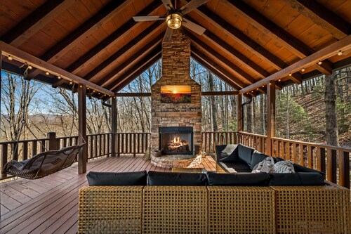 Ellijay Cabin- Hot Tub, Views, Game Room, Outdoor Fireplace, Dog friendly