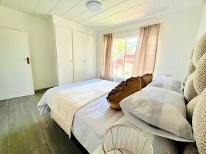 2 bedrooms, iron/ironing board, WiFi, bed sheets - Awesome 2-bedroom townhome in soothing Sandton neighborhood (Sandton)