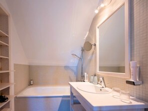 Studio Panoramique | Salle de bain | Douche, sèche-cheveux, serviettes fournies, savon