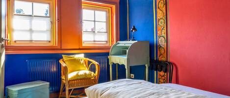 Signature Single Room | Blackout curtains, iron/ironing board, free WiFi, bed sheets