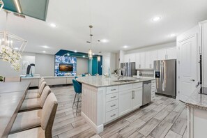 Fridge, microwave, oven, stovetop - Themed, Movie theater, Game Room, 12 BD, Pool (Kissimmee)