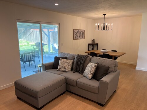 3-bedroom Cozy Modern Home in peaceful Thousand Oaks