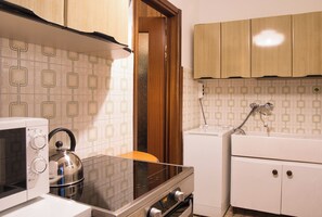 Kühlschrank, Ofen, Herdplatte, Kochgeschirr/Geschirr/Besteck