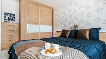 Iron/ironing board, WiFi, bed sheets