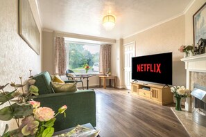 TV - Perfect 4-bedroom house in Oadby for a relaxing stay (Oadby)