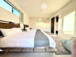 Planxa i posts de planxar, wifi i roba de llit 