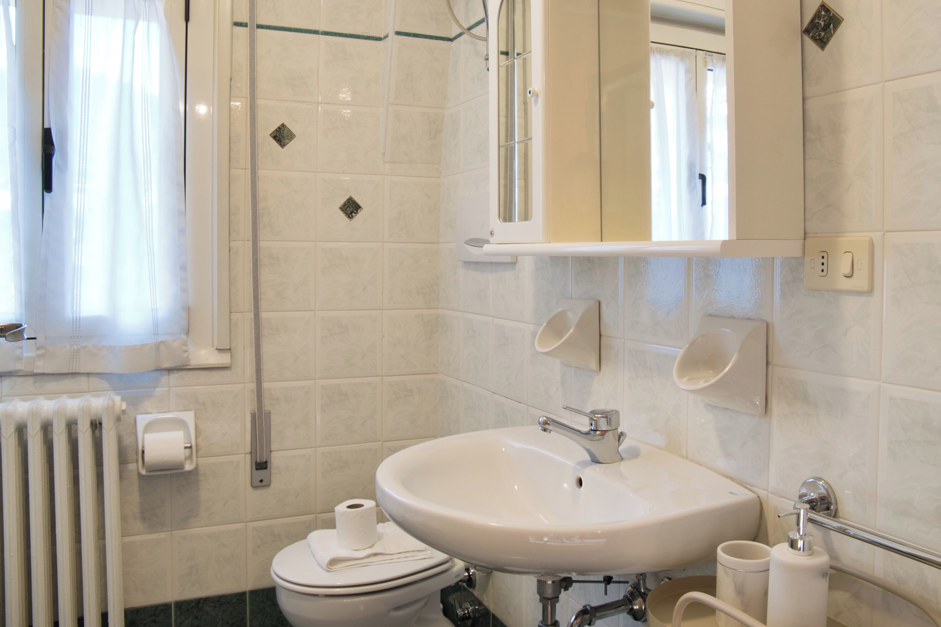 Dusche, Haartrockner, Bidet, Handtücher