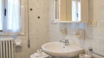 Dusche, Haartrockner, Bidet, Handtücher