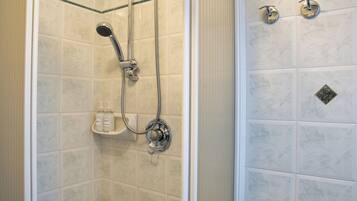 Doccia, asciugacapelli, bidet, asciugamani