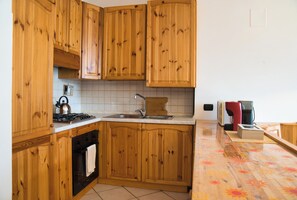 Frigorifero, microonde, forno, piano cottura