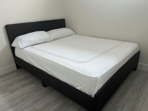 2 bedrooms, WiFi, bed sheets - Two bedroom in Basement (Airdrie)