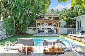Outdoor dining - Luxury Beach Paradise • Heated Pool • Pool Table (Fort Lauderdale)