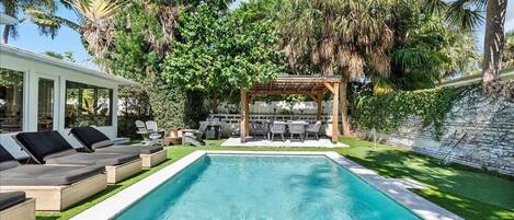 Una piscina al aire libre, una piscina climatizada