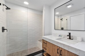 Hair dryer, towels, soap, shampoo - Luxury Beach Paradise • Heated Pool • Pool Table (Fort Lauderdale)