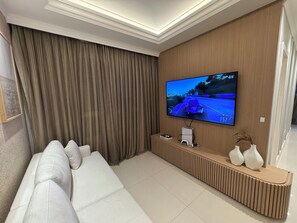 Smart TV - Luxurious beachfront apartment in Itapema, SC. (Itapema)