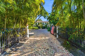 Property grounds - South Tampa Upper Level Posh Suite (Tampa)