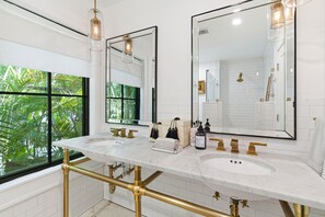 Hair dryer, towels, soap, shampoo - South Tampa Upper Level Posh Suite (Tampa)