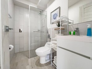 Douche, sèche-cheveux, serviettes fournies, savon
