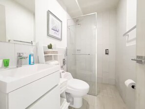 Douche, sèche-cheveux, serviettes fournies, savon