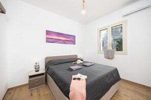 Tabla de planchar con plancha, wifi y ropa de cama