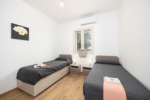 Tabla de planchar con plancha, wifi y ropa de cama 