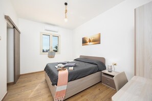 5 bedrooms, iron/ironing board, WiFi, bed sheets