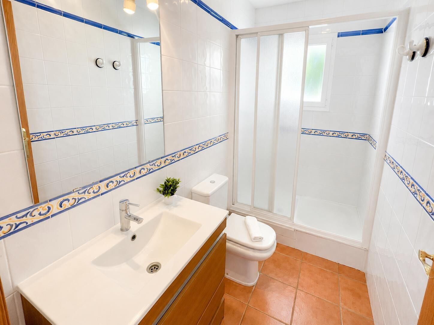 Ein Badezimmer mit Waschbecken, Toilette und Duschkabine.