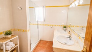 Shower, hair dryer, towels - Villa Molins Escorpio (Les Marines)