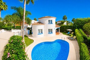 A two-story building with a swimming pool, surrounded by greenery and palm trees. - Villa Molins Escorpio (Les Marines)