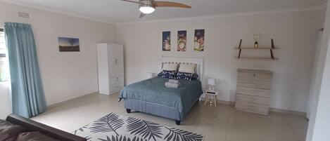 1 soverom, strykejern/-brett, internettilgang og sengetøy