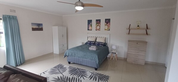 1 dormitorio, tabla de planchar con plancha, Internet y ropa de cama