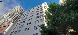 Ein mehrgeschossiges Gebäude mit einer gewölbten Fassade und vielen Fenstern.