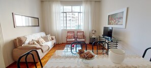 Basic-Apartment | Wohnbereich | 32-Zoll-Smart-TV mit Digitalempfang, Streaming-Dienste