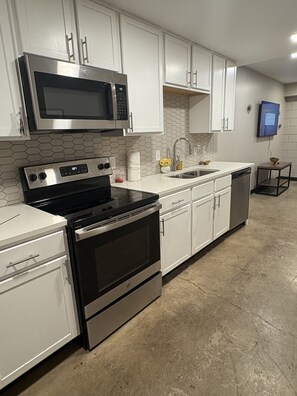 Microwave, oven, stovetop, dishwasher - Luxury City Center Loft. Perfectly located near the heart of downtown and UAB. (Birmingham)