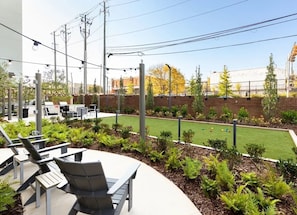 Outdoor dining - Luxury City Center Loft. Perfectly located near the heart of downtown and UAB. (Birmingham)