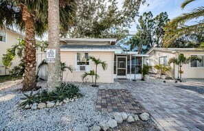 Exterior - Walking distance to white sand beaches and turquoise Gulf waters. (Indian Rocks Beach)