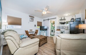 TV - Walking distance to white sand beaches and turquoise Gulf waters. (Indian Rocks Beach)