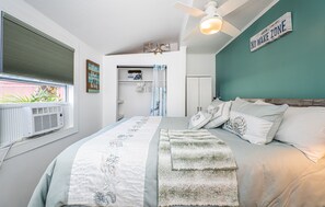 1 bedroom, free WiFi, bed sheets - Walking distance to white sand beaches and turquoise Gulf waters. (Indian Rocks Beach)
